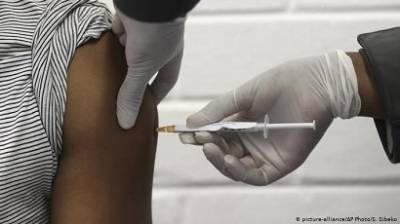 Лауреаты Нобелевской премии призвали сделать вакцину от коронавируса доступной всему миру