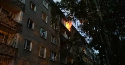 ФОТО: В Иманте на пятом этаже жилого дома открытым пламенем полыхает квартира
