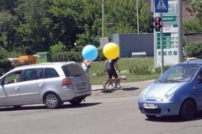 В Донецке люди вышли на улицу синими и желтыми шарами