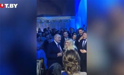«Ти ж мене підманула»: Лукашенко вместе с выпускниками танцевал и подпевал Повалий