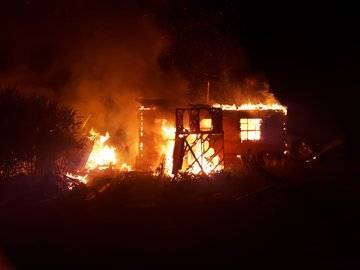 Ночью в Уфимском районе сгорело несколько жилых домов с дворовыми постройками на общей площади 200 квадратных метров