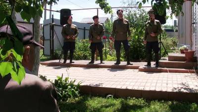 В Самаре военные устроили для ветерана персональный концерт