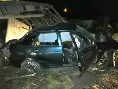 В Башкирии водитель врезался в гараж и умер