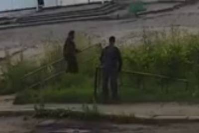 В Ярославле камера наблюдения сняла, как двое мужчин украли металлический забор