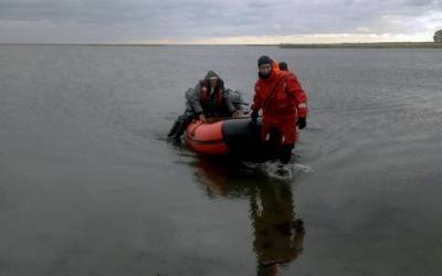 В Челябинской области из-за шторма на озере трех рыбаков выбросило на острова