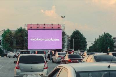 Около 300 машин собрались на кинопарковке в центре Ульяновска