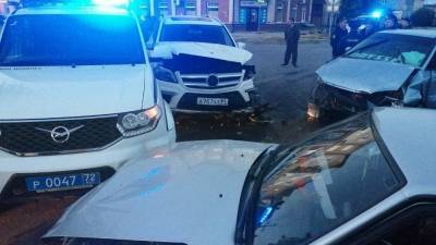 В Ишиме Mercedes протаранил полицейский автомобиль