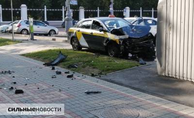 Фотофакт: на площади Ленина Яндекс.Такси влетел в припаркованные автомобили