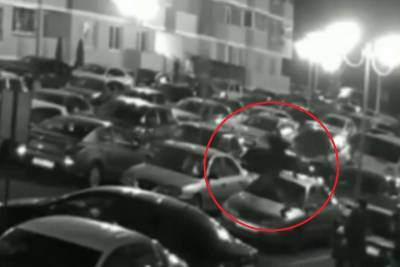 В Краснодаре мужчина прыгал на парковке по капотам чужих машин