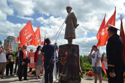 В России открыли памятник Иосифу Сталину