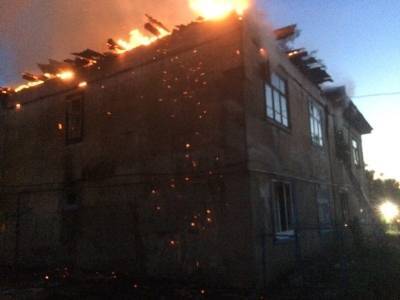 Крупный пожар произошел на Бору: огонь уничтожил половину многоквартирного дома