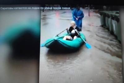 Саратовцы устроили заплыв на резиновой лодке по затопленным дождем улицам