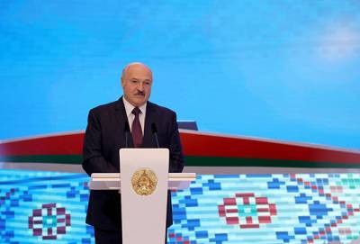 Видеофакт. Лукашенко «отрывается» на бале выпускников под песни Таисии Повалий