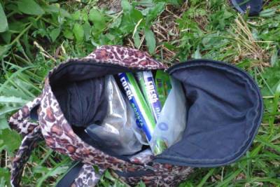 Мужчина выкинул рюкзак с наркотиками при виде полицейских в Купчино