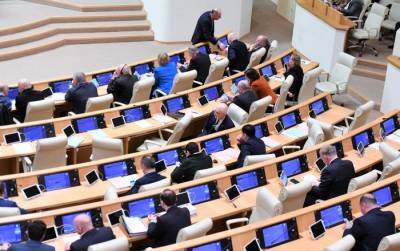Парламент в Грузии меняет Конституцию: почти квест - как это происходит прямо сейчас