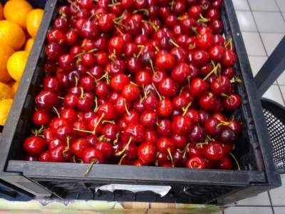 В Киеве на рынках малину продают за 100 гривен, а черешню в магазине – за 53-54 гривны килограмм