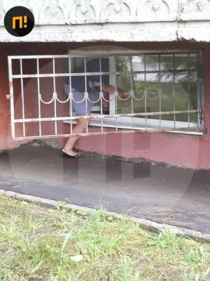 В Саратове пациентам подтопленной поликлиники предложили заходить внутрь через подвальное окно