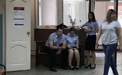 Воронежцы возмутились полицейскими без масок на избирательном участке