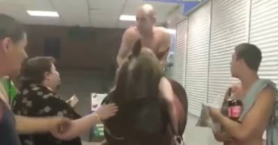 В Киеве обнаженный мужчина на лошади заехал в супермаркет: появилось видео