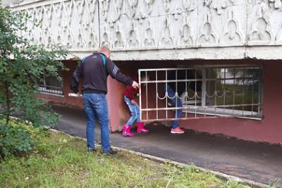 Россиянам предложили заходить в затопленную после дождя больницу через окно