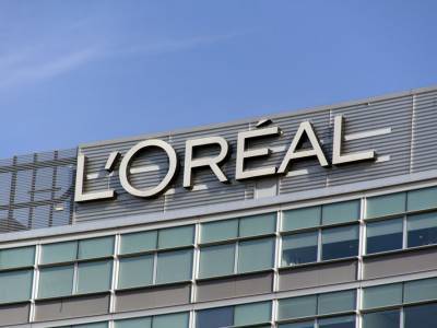 На фоне протестов против расизма компания L'Oreal отказалась от слова "осветляющий" в описании своих товаров