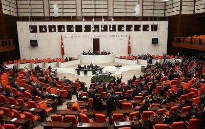 В Турции трое депутатов парламента заразились COVID-19
