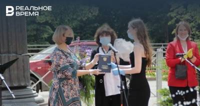 В Казани около театра им. Джалиля вручают дипломы выпускникам Казанского хореографического училища