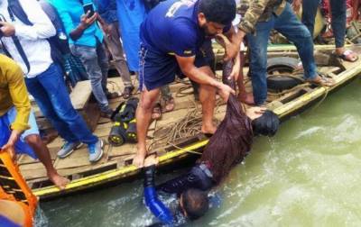 В Бангладеш 30 человек погибли при опрокидывании лодки. Фото 18+