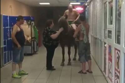 В Киеве обнаженный мужчина хотел на коне заехать в магазин за пивом (видео)