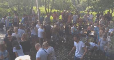 Исцелялись от коронавирус: около сотни людей устроили массовое купание в "чудодейственном" источнике возле Львова