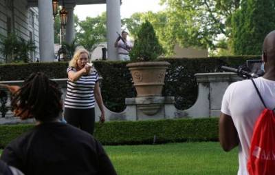В США белая супружеская пара с оружием встретила темнокожих активистов у своего дома