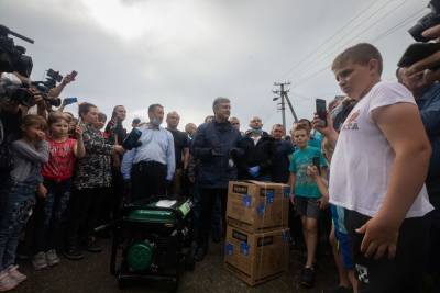 Порошенко привез на Прикарпатье помощь людям, пострадавшим от наводнения