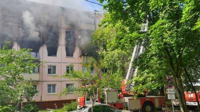 Сгорели несколько квартир: взрыв и пожар произошли в пятиэтажке в Москве