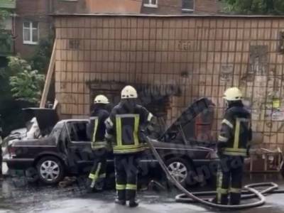 В Голосеево в Киеве во дворе вспыхнула иномарка
