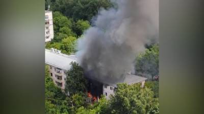 Пожар произошел в жилом доме на улице Проходчиков в Москве.
