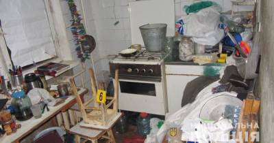 Присыпал тела солью: в Харькове мужчина неделю прятал мертвых родителей
