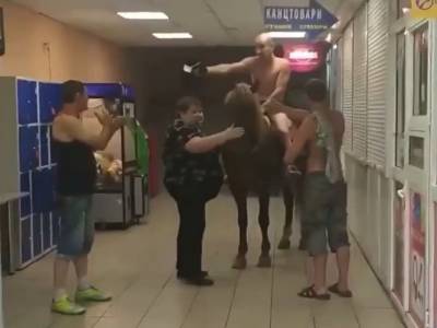 В Киеве мужчина в трусах и на коне заехал в супермаркет за пивом