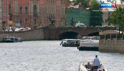 По каналам Петербурга поплыли более тысячи прогулочных катеров