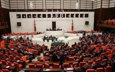В Турции трое депутатов парламента заразились коронавирусом