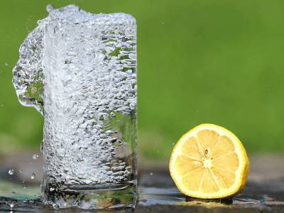 Какую пить воду, чтобы не заболеть, рассказал специалист