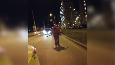 Пьяный хулиган с мачете пытался напасть на московского таксиста. Видео