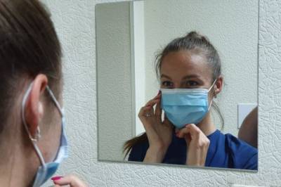 Косметолог рассказала, как ухаживать за лицом в период ношения масок