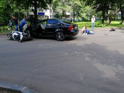 На Кузоватовской столкнулись легковушка и мотоцикл