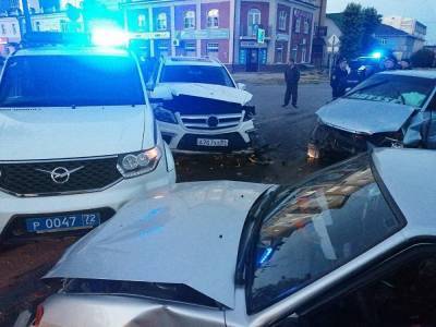 В Ишиме водитель Mercedes пьяным врезался в полицейский УАЗ, пострадали четверо прохожих