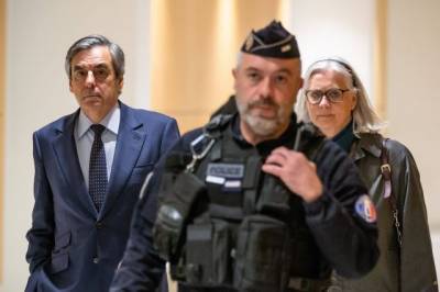 Парижский суд приговорил экс-премьера Фийона к пяти годам заключения