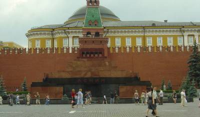 Мавзолей Ленина откроет двери 1 июля, но только для посетителей в масках