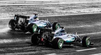 Чемпионская команда Формулы-1 изменила цвета болида в поддержку борьбы с расизмом (фото)