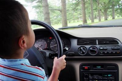 В Житомире семилетний ребенок сам вел авто на скорости 100 км/час, а взрослые весело снимали видео