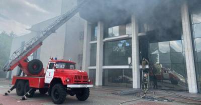Видео: пожар вспыхнул в здании театра в центре Владимира