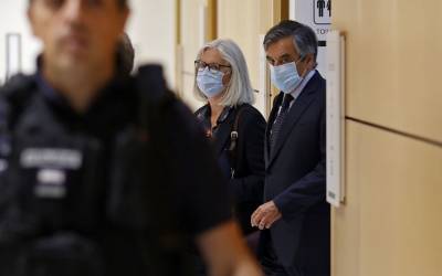 В Париже суд приговорил бывшего премьер-министра Франции Фийона к пяти годам заключения из-за фиктивного трудоустройства жены